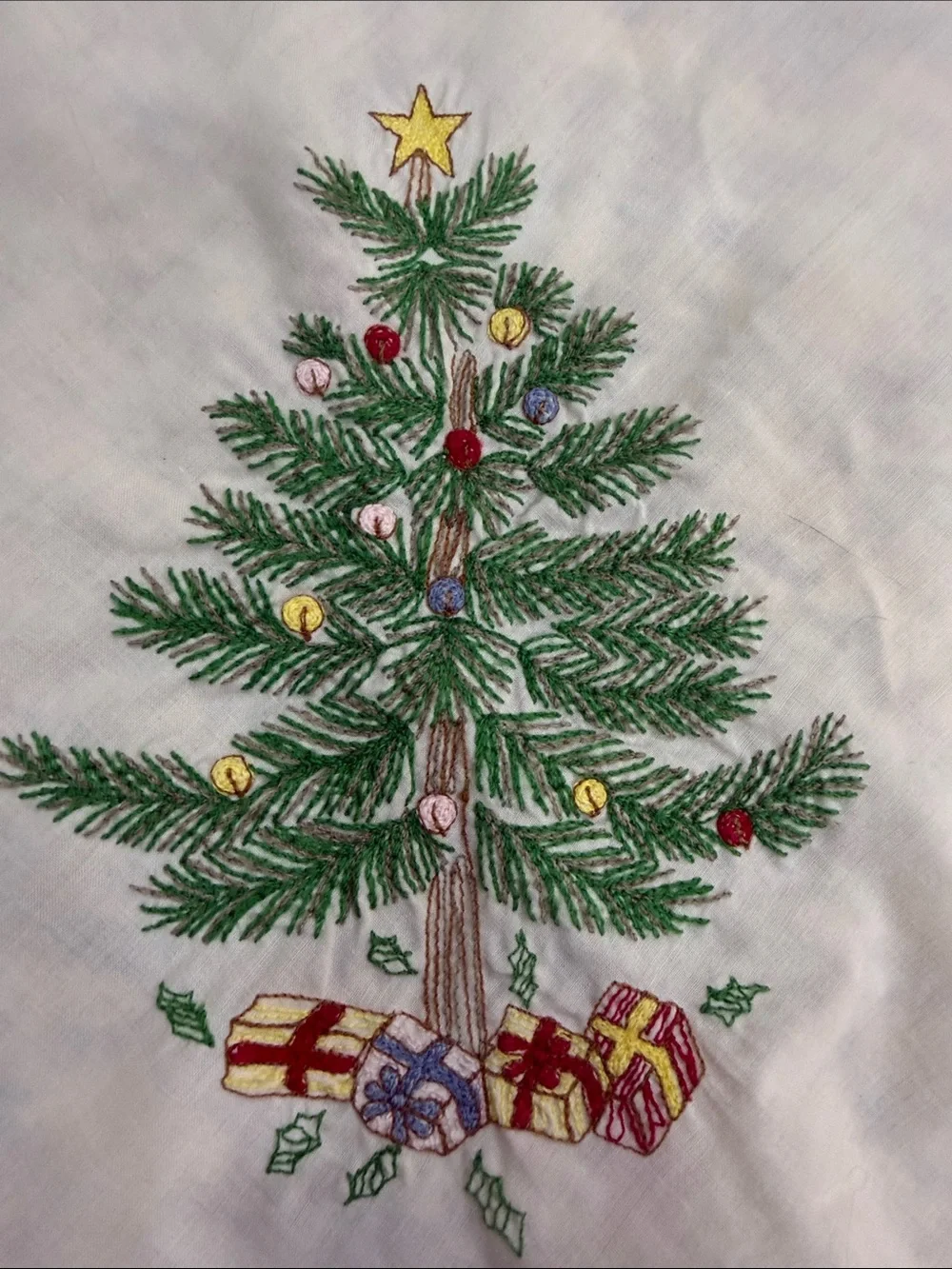 Vintage 60 inch Round White Embroidered Christmas Tree Tablecloth and 4 Napkins